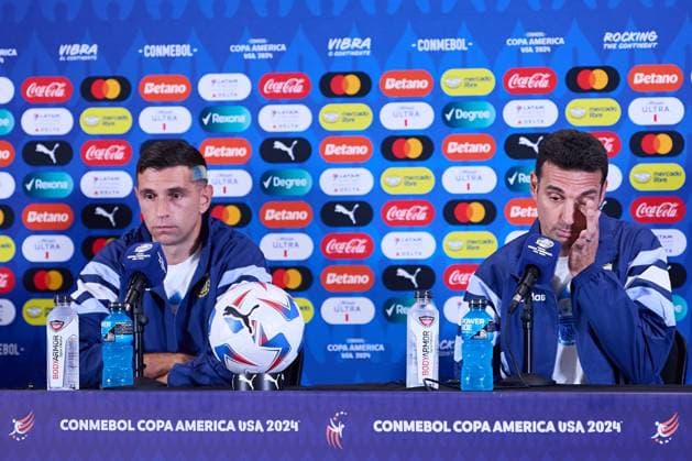 RECORD DATE NOT STATED Copa America USA 2024 Argentina press conference, PK, Pressekonferenz Emiliano Martinez and Lionel Scaloni head coach of Argentina during press conference ahead of final match against Colombia as part of CONMEBOL Copa America USA 2024 at Hard Rock Stadium on July 13, 2024 in Miami Gardens, United States. MIAMI GARDENS FLORIDA UNITED STATES  Copyright: xJosexLuisxMelgarejox 20240713144013_CA_F_2024_ARG_PRESS_SCALONI6