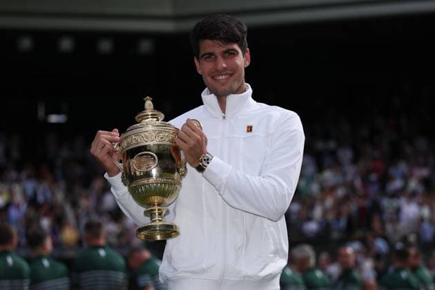Carlos Alcaraz of Spain poses with the trophy at the end of the match Wimbledon Tennis Championships, Day 14, The All England Lawn Tennis and Croquet Club, London, UK - 14 Jul 2024  Copyright: xEllaxLing Shutterstockx 14584816bt