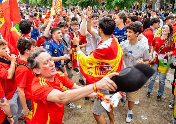 Football, European Championship 2024 Fan Zone in Berlin at the Brandenburg Gate 14 06 2024, xdanx, Football, European Championship 2024 Fan Zone in Berlin at the Brandenburg Gate, v l German fans cheering before the final match Berlin Fan Mile Berlin Germany EN Copyright: xDanielxLakomskix