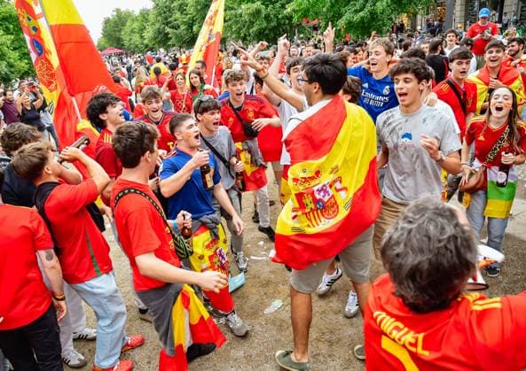 Football, European Championship 2024 Fan Zone in Berlin at the Brandenburg Gate 14 06 2024, xdanx, Football, European Championship 2024 Fan Zone in Berlin at the Brandenburg Gate, v l cheers from Spanish fans before the final match Berlin Fan Mile Berlin Germany EN Copyright: xDanielxLakomskix