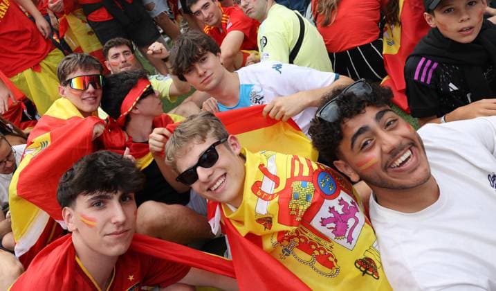 14 07 2024, Berlin Germany Impressions of the final day of the European Football Championship, European Championship in Berlin, the Spaniards celebrate at the Brandenburg Gate
