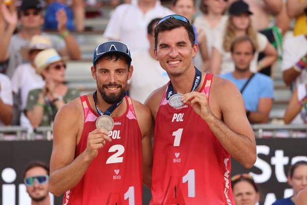 BEACHVOLLEYBALL - Beach Pro Vienna VIENNA,AUSTRIA,14.JUL.24 - Beach volleyball, Beachvolleyball - A1 Beach Pro Vienna. Image shows Bartosz Losiak and Michal Bryl (POL). Keywords: medal.  GEPAxpictures xMathiasxMandl