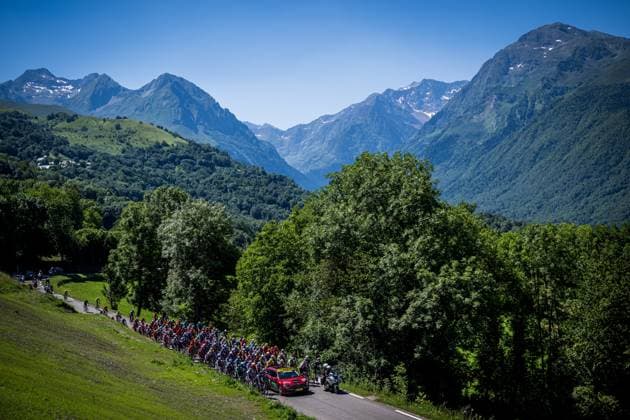 Sport Bilder des Tages The pack of riders pictured in action during stage 15 of the 2024 Tour de France cycling race, from Loudenvielle to Plateau de Beille, France (107,7 km), on Sunday 14 July 2024. The 111th edition of the Tour de France starts on Saturday 29 June and will finish in Nice, France on 21 July. JASPERxJACOBS  x96419835x