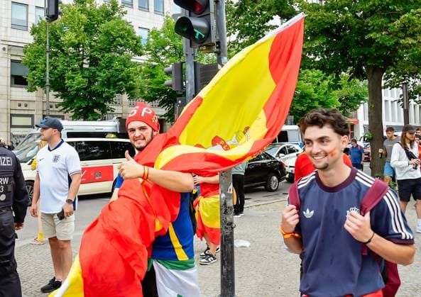 Football, EM 2024 Fan Zone in Berlin at the Brandenburg Gate 14 06 2024, xdanx, Football, EM 2024 Fan Zone in Berlin at the Brandenburg Gate, v l Spanish fan with a huge flag on the way to the Brandenburg Gate Berlin Fan Mile Berlin Germany EN Copyright: xDanielxLakomskix