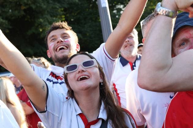 14 07 2024, Berlin Germany Impressions of the final day of the European Football Championship, European Championship in Berlin, the English celebrate at the Brandenburg Gate
