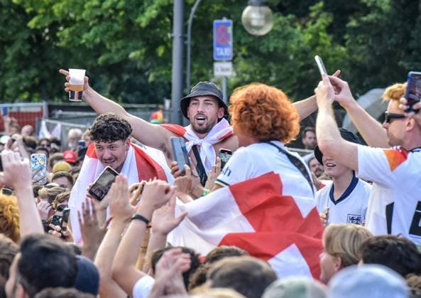 Football, EM 2024 Fan Zone in Berlin at the Brandenburg Gate 14 06 2024, xdanx, Football, EM 2024 Fan Zone in Berlin at the Brandenburg Gate, v l England fans cheering at the fan zone at the Brandenburg Gate Berlin Fan Mile Berlin Germany EN Copyright: xDanielxLakomskix