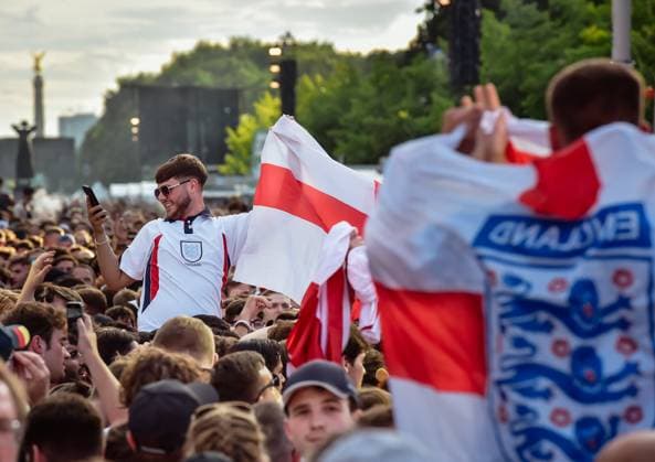 Football, EM 2024 Fan Zone in Berlin at the Brandenburg Gate 14 06 2024, xdanx, Football, EM 2024 Fan Zone in Berlin at the Brandenburg Gate, v l England fans cheering at the fan zone at the Brandenburg Gate Berlin Fan Mile Berlin Germany EN Copyright: xDanielxLakomskix