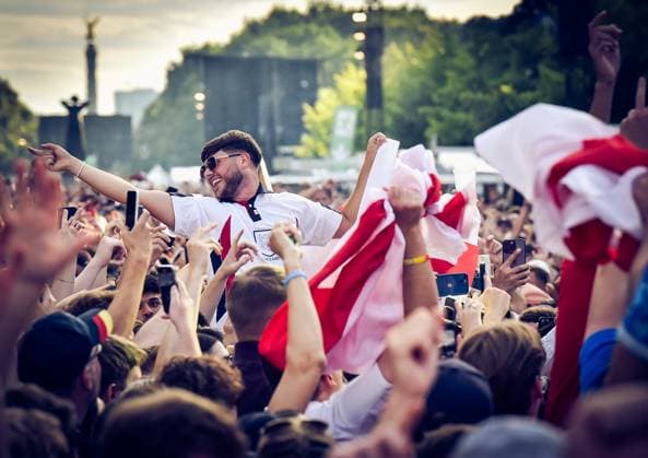 Football, EM 2024 Fan Zone in Berlin at the Brandenburg Gate 14 06 2024, xdanx, Football, EM 2024 Fan Zone in Berlin at the Brandenburg Gate, v l England fans cheering at the fan zone at the Brandenburg Gate Berlin Fan Mile Berlin Germany EN Copyright: xDanielxLakomskix
