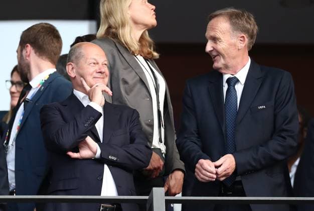14 07 2024, xtgx, Football EM 2024 Final, Spain England emspor, f l Chancellor Olaf Scholz SPD , Managing Director Hans Joachim Watzke Borussia Dortmund UEFA REGULATIONS PROHIBIT ANY USE OF PHOTOGRAPHS as IMAGE SEQUENCES and or QUASI VIDEO Berlin