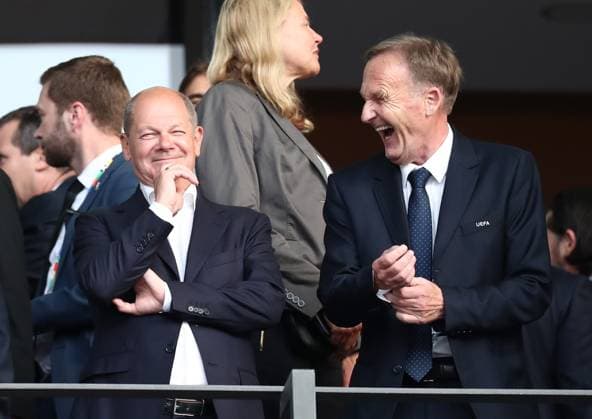 14 07 2024, xtgx, Football EM 2024 Final, Spain England emspor, f l Chancellor Olaf Scholz SPD , Managing Director Hans Joachim Watzke Borussia Dortmund UEFA REGULATIONS PROHIBIT ANY USE OF PHOTOGRAPHS as IMAGE SEQUENCES and or QUASI VIDEO Berlin