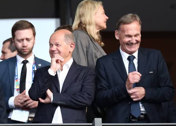 14 07 2024, xtgx, Football EM 2024 Final, Spain England emspor, f l Chancellor Olaf Scholz SPD , Managing Director Hans Joachim Watzke Borussia Dortmund UEFA REGULATIONS PROHIBIT ANY USE OF PHOTOGRAPHS as IMAGE SEQUENCES and or QUASI VIDEO Berlin
