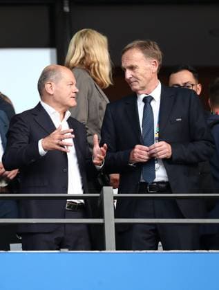 14 07 2024, xtgx, Football EM 2024 Final, Spain England emspor, f l Chancellor Olaf Scholz SPD , Managing Director Hans Joachim Watzke Borussia Dortmund UEFA REGULATIONS PROHIBIT ANY USE OF PHOTOGRAPHS as IMAGE SEQUENCES and or QUASI VIDEO Berlin