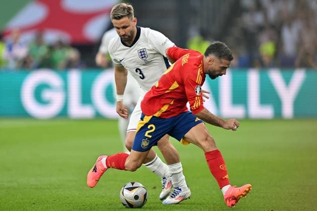 140724 KAI SCHWOERER Luke Shaw of England and Daniel Carvajal of Spain (L-R) compete for the ball during the UEFA EURO, EM, Europameisterschaft,Fussball 2024 final match between Spain and England at Olympiastadion on July 14, 2024 in Berlin, Germany. 140724-CPL-ESPvENG-007