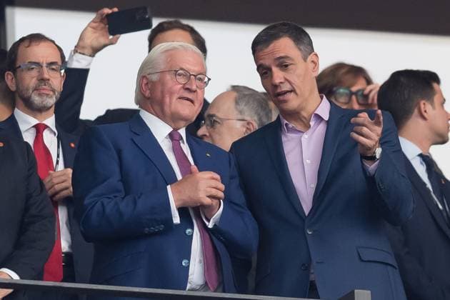 Football, men, 2023 24 season, UEFA Euro EM 2024, final in Berlin, Spain England, from l Federal President Frank Walter Steinmeier and Spains Prime Minister Pedro Sanchez , 14 07 2024, Copyright: xSebastianxRäppold MatthiasxKochx