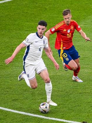 BERLIN - (l-r) Declan Rice of England, Dani Olmo of Spain during the UEFA EURO, EM, Europameisterschaft,Fussball 2024 Final match between Spain and England at the Olympiastadion on July 14, 2024 in Berlin, Germany. ANP Hollandse Hoogte UEFA EURO 2024 FINAL 2024 xVIxANPxSportx xGerritxvanxKeulenxIVx 503475145 originalFilename: 503475145.jpg