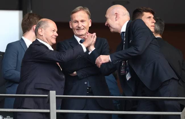 14 07 2024, xtgx, Football EM 2024 Final, Spain England emspor, v l Chancellor Olaf Scholz SPD ,, Managing Director Hans Joachim Watzke Borussia Dortmund , DFB President Bernd Neuendorf Deutscher Fussball Bund UEFA REGULATIONS PROHIBIT ANY USE OF PHOTOGRAPHS as IMAGE SEQUENCES and or QUASI VIDEO Berlin