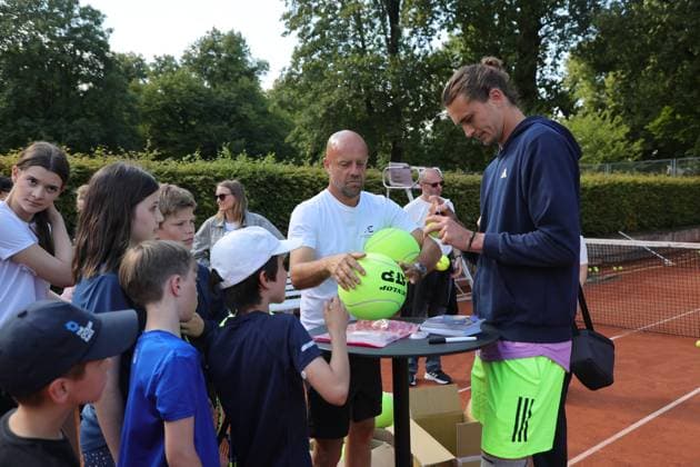 Tennis Men ATP, Tennis Men Tour 500 European Open Hamburg, Hamburg Open ATP 500 2024 Qualifying Round , 14 07 2024, Alexander Zverev , Alexander Zverev Foundation, hands out autographs to the children Copyright: FernandoxSoares