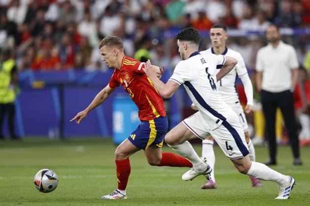 BERLIN - (l-r) Dani Olmo of Spain, Declan Rice of England during the UEFA EURO, EM, Europameisterschaft,Fussball 2024 Final match between Spain and England at the Olympiastadion on July 14, 2024 in Berlin, Germany. ANP Hollandse Hoogte MAURICE VAN STEEN UEFA EURO 2024 FINAL 2024 xVIxANPxSportx xVanxSteenxFotografiexIVx 503475416 originalFilename: 503475416.jpg