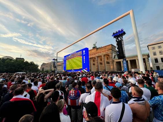 Germany Soccer Euro 2024 Spain - England Broadcast 8729233 14.07.2024 Fans watch the broadcast of the UEFA EURO, EM, Europameisterschaft,Fussball 2024 final match between Spain and England in a fanzone at the Brandenburg gate, in Berlin, Germany. Alexey Filippov Sputnik Berlin Germany  Copyright: xAlexeyxFilippovx
