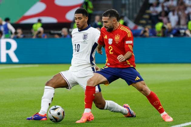 GER, Berlin, Football, Spain vs England, Final, Olympiastadion Berlin, UEFA EURO 2024, v l Jude Bellingham England , Dani Carvajal Spain , duel, action, fight, fighting for the ball, winning the ball, 14 07 2024, Copyright: HMBxMedia HeikoxBecker