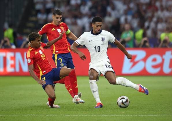 14 07 2024, xtgx, Football EM 2024 Final, Spain England emspor, v l Lamine Yamal Nasraoui Ebana Spain , Alvaro Borja Morata Martin Spain , Jude Bellingham England UEFA REGULATIONS PROHIBIT ANY USE OF PHOTOGRAPHS as IMAGE SEQUENCES and or QUASI VIDEO Berlin