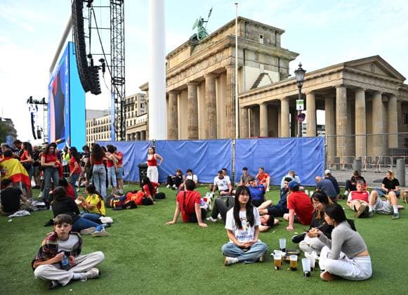 Germany Soccer Euro 2024 Spain - England Broadcast 8729245 14.07.2024 Fans watch the broadcast of the UEFA EURO, EM, Europameisterschaft,Fussball 2024 final match between Spain and England in a fanzone at the Brandenburg gate, in Berlin, Germany. Alexey Filippov Sputnik Berlin Germany  Copyright: xAlexeyxFilippovx