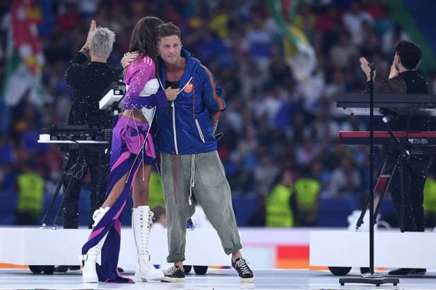Soccer UEFA EURO 2024 Final Spain England on 14 07 2024 at Olympiastadion Berlin in Berlin Leony, left Ryan Tedder OneRepublic , right singing the EM Song Fire xRx