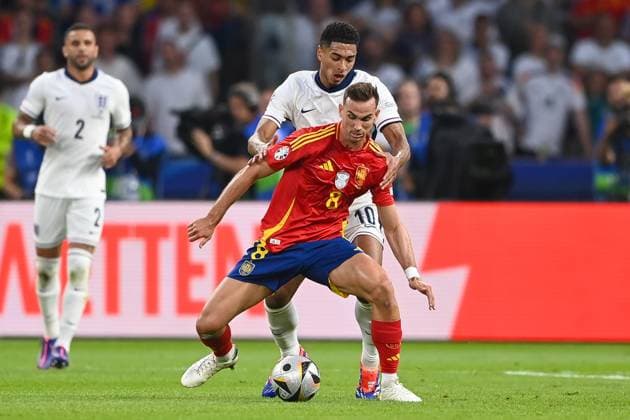 Football, Men, Season 2023 24, UEFA Euro EM 2024, Final in Berlin, Spain England, Fabian Ruiz Spain and Jude Bellingham England in a duel , 14 07 2024, Copyright: xSebastianxRäppold MatthiasxKochx