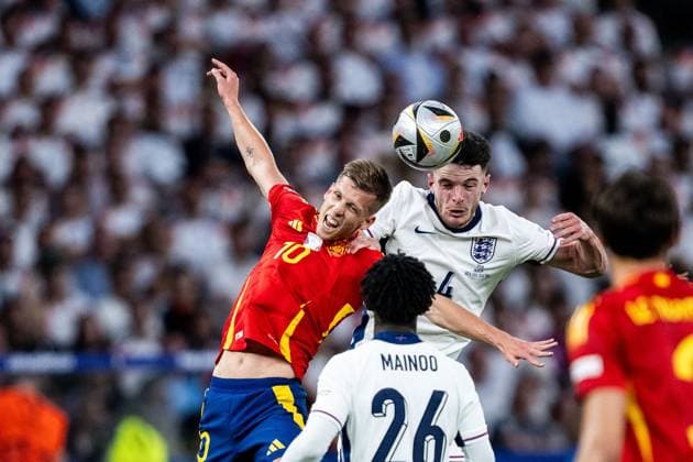 240714 Daniel Olmo of Spain and Declan Rice of England during the UEFA Euro 2024 Football Championship final between Spain and England on July 14, 2024 in Berlin Photo Mathias Bergeld BILDBYRAN kod MB MB0946 fotboll football soccer fotballs em europamästerskap em uefa euro uefa european football championship euro 2024 final spanien spain england bbeng  Copyright: MATHIASxBERGELD BB240714MB072
