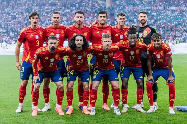 UEFA EURO 2024 Final Spain England 14 07 2024 Team photo Spain Back row from left Robin Le Normand Spain, 03 , Fabian Ruiz Spain, 08 , Aymeric Laporte Spain, 14 , Rodri Spain, 16 , Alvaro Morata Spain, 07 , Unai Simon Spain, 23 Front row from left Daniel Carvajal Spain, 02 , Marc Cucurella Spain, 24 , Dani Olmo Spain, 10 , Nico Williams Spain, 17 , Lamine Yamal Spain, 19 UEFA EURO 2024 Final Spain England Olympiastadion, Berlin on 14 07 2024 Copyright: xBEAUTIFULxSPORTS Wunderlx