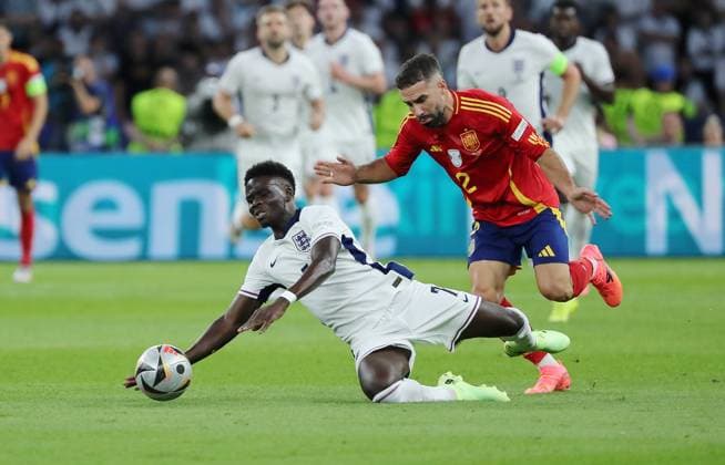 Bukayo Saka, Daniel Carvajal duel Match scene Action Sport Football Soccer European Championship Euro 2024 European Championship Final Men Season 2023 2024 14 07 2024 Spain ESP vs England ENG in Berlin Olympiastadion DFL regulations prohibit any use of photographs as image sequences and or quasi video