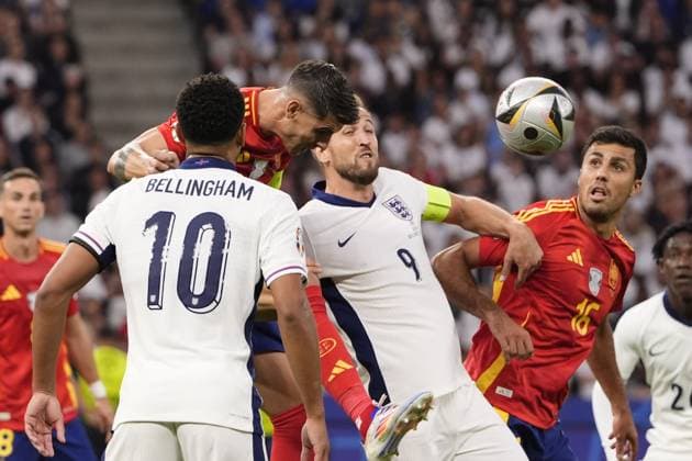 England s Jude Bellingham battle for the ball with during a final match between Spain and England at the Euro 2024 soccer tournament in Berlin at Olympiastadium, Germany, Sunday, July 14, 2024 - Soccer .  Copyright: xFabioxFerrari LaPressex