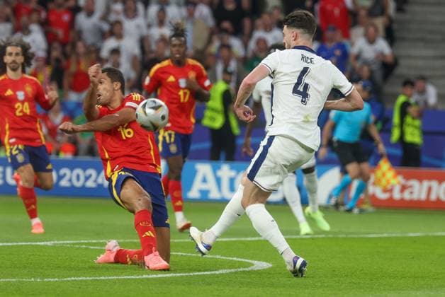 in duel, action, with Rodri 16 Spain , Declan Rice 4 England , Spain vs England, Football, UEFA Euro 2024, Final, 14 07 2024 Berlin Berlin Germany Copyright: xkolbert-press ChristianxKolbertx