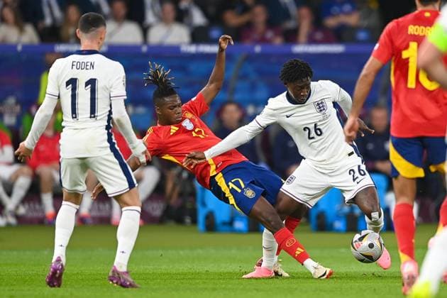 Football, men, season 2023 24, UEFA Euro EM 2024, final in Berlin, Spain England, from l Phil Foden England , Nico Williams Spain and Kobbie Mainoo England in a duel , 14 07 2024, Copyright: xSebastianxRäppold MatthiasxKochx