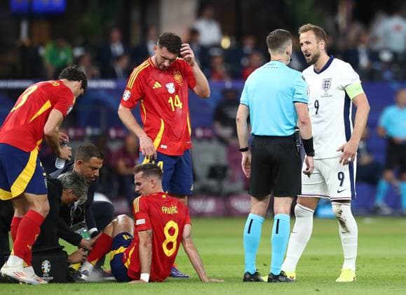 14 07 2024, xtgx, Football EM 2024 Final, Spain England emspor, v l Fabian Ruiz Pena Spain , treatment, referee Luis de La Fuente France , Harry Kane England UEFA REGULATIONS PROHIBIT ANY USE OF PHOTOGRAPHS as IMAGE SEQUENCES and or QUASI VIDEO Berlin
