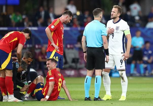 14 07 2024, xtgx, Football EM 2024 Final, Spain England emspor, v l Fabian Ruiz Pena Spain , treatment, referee Luis de La Fuente France , Harry Kane England UEFA REGULATIONS PROHIBIT ANY USE OF PHOTOGRAPHS as IMAGE SEQUENCES and or QUASI VIDEO Berlin