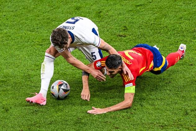 BERLIN - (l-r) John Stones of England, Alvaro Morata of Spain during the UEFA EURO, EM, Europameisterschaft,Fussball 2024 Final match between Spain and England at the Olympiastadion on July 14, 2024 in Berlin, Germany. ANP Hollandse Hoogte UEFA EURO 2024 FINAL 2024 xVIxANPxSportx xGerritxvanxKeulenxIVx 503476419 originalFilename: 503476419.jpg