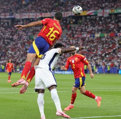 Spain v England UEFA EURO, EM, Europameisterschaft,Fussball 2024 Final Rodri of Spain gets above Mark Guehi of England during the UEFA Euro 2024 Final between Spain and England at Olympiastadion, Berlin UK Newspapers OUT Copyright: xPaulxChestertonx FIL-20347-0124