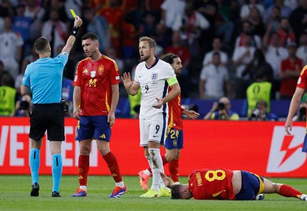 Spain v England: Final - UEFA EURO, EM, Europameisterschaft,Fussball 2024 Referee Francois Letexier shows Yellow card to Harry Kane of England during the UEFA EURO 2024 final match between Spain and England at Olympiastadion on July 14, 2024 in Berlin, Germany. Berlin Olympiastadion Germany Germany Copyright: xRichardxSellers Sportsphoto APLx 14045694