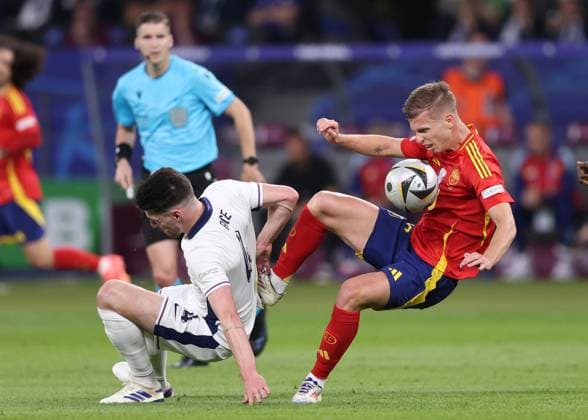 Berlin, Germany, 14th July 2024. Declan Rice of England (l) clashes with Dani Olmo of Spain (r) during the UEFA European Championships final match at Olympiastadion, Berlin. Picture credit should read: David Klein Sportimage EDITORIAL USE ONLY. No use with unauthorised audio, video, data, fixture lists, club league logos or live services. Online in-match use limited to 120 images, no video emulation. No use in betting, games or single club league player publications. SPI-3228-0082