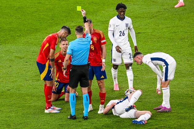 BERLIN - Dani Olmo of Spain receives a yellow card from Referee Francois Letexier during the UEFA EURO, EM, Europameisterschaft,Fussball 2024 Final match between Spain and England at the Olympiastadion on July 14, 2024 in Berlin, Germany. ANP Hollandse Hoogte UEFA EURO 2024 FINAL 2024 xVIxANPxSportx xGerritxvanxKeulenxIVx 503477067 originalFilename: 503477067.jpg
