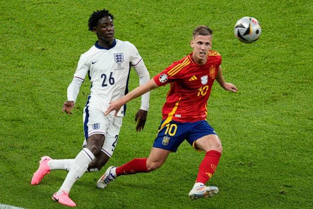 Kobbie Mainoo of England (L) battles with Dani Olmo of Spain (R) Spain v England, UEFA European Championship, EM, Europameisterschaft 2024, Final, Football, Olympiastadion, Berlin, Germany, 14 Jul 2024 EDITORIAL USE ONLY No use with unauthorised audio, video, data, fixture lists, club league logos or live services. Online in-match use limited to 120 images, no video emulation. No use in betting, games or single club league player publications. Copyright: xDavexShopland Shutterstockx 14583342cl