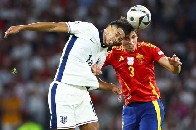 Jude Bellingham of England (L) battles with Robin Le Normand of Spain (R) in the air Spain v England, UEFA European Championship, EM, Europameisterschaft 2024, Final, Football, Olympiastadion, Berlin, Germany, 14 Jul 2024 EDITORIAL USE ONLY No use with unauthorised audio, video, data, fixture lists, club league logos or live services. Online in-match use limited to 120 images, no video emulation. No use in betting, games or single club league player publications. Copyright: xKieranxMcManus Shutterstockx 14583341ca