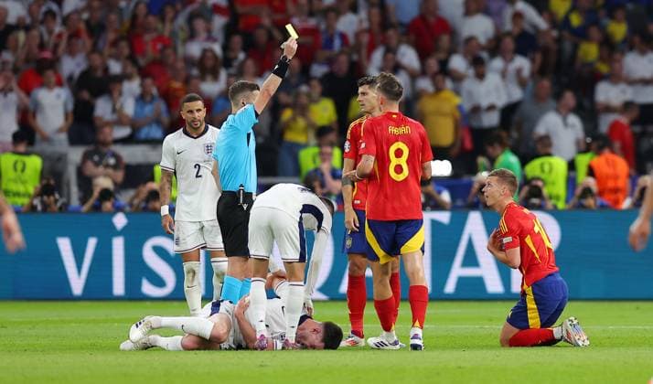 Spain England UEFA EURO 2024 Final Berlin, 14 07 2024, Olympiastadion, UEFA EURO 2024 Germany, Final, Spain ESP England ENG , In the picture Yellow card from referee Francois Letexier against Dani Olmo 10, ESP after foul on Declan Rice 4, ENG ,
