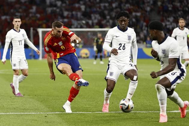 BERLIN - (l-r) Fabian Ruiz of Spain, Kobbie Mainoo of England, Marc Guehi of England during the UEFA EURO, EM, Europameisterschaft,Fussball 2024 Final match between Spain and England at the Olympiastadion on July 14, 2024 in Berlin, Germany. ANP Hollandse Hoogte MAURICE VAN STEEN UEFA EURO 2024 FINAL 2024 xVIxANPxSportx xVanxSteenxFotografiexIVx 503477431 originalFilename: 503477431.jpg