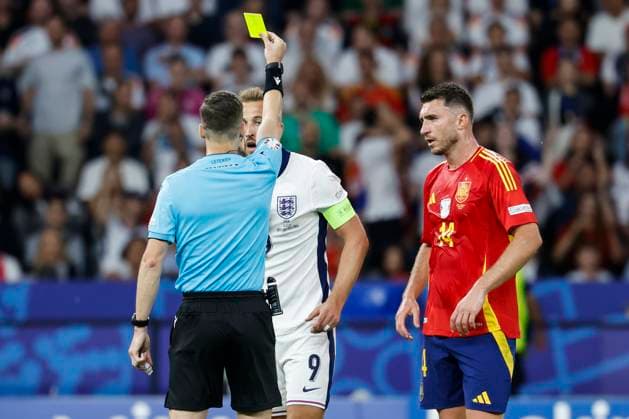GER, Berlin, Football, Spain vs England, Final, Olympiastadion Berlin, UEFA EURO 2024, v l Referee Francois Letexier gives yellow, Yellow card, Harry Kane England , Aymeric Laporte Spain , 14 07 2024, Copyright: HMBxMedia HeikoxBecker