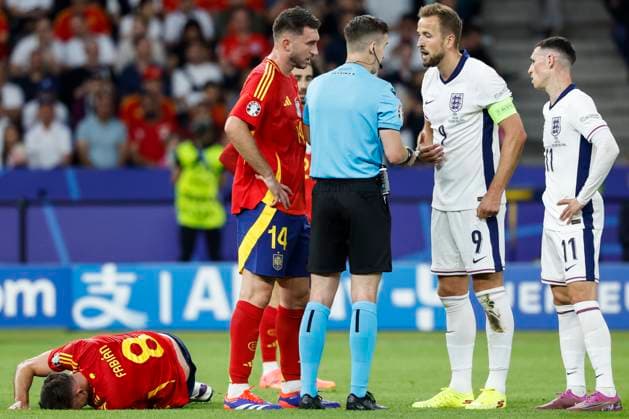 GER, Berlin, Football, Spain vs England, Final, Olympiastadion Berlin, UEFA EURO 2024, v l Referee Francois Letexier gives yellow, Yellow card, Harry Kane England , discussed , Discussion, 14 07 2024, Copyright: HMBxMedia HeikoxBecker