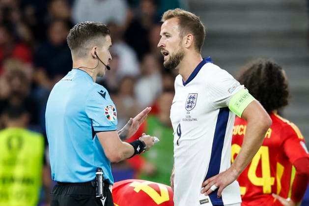 GER, Berlin, Football, Spain vs England, Final, Olympiastadion Berlin, UEFA EURO 2024, v l Referee Francois Letexier gives yellow, Yellow card, Harry Kane England , 14 07 2024, Copyright: HMBxMedia HeikoxBecker