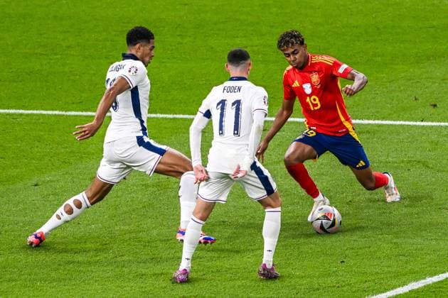 BERLIN - (l-r) Jude Bellingham of England, Phil Foden of England, Lamine Yamal of Spain during the UEFA EURO, EM, Europameisterschaft,Fussball 2024 Final match between Spain and England at the Olympiastadion on July 14, 2024 in Berlin, Germany. ANP Hollandse Hoogte UEFA EURO 2024 FINAL 2024 xVIxANPxSportx xGerritxvanxKeulenxIVx 503477590 originalFilename: 503477590.jpg