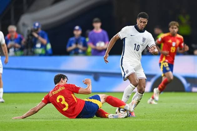 Football, Men, Season 2023 24, UEFA Euro EM 2024, Final in Berlin, Spain England, Robin Le Normand Spain and Jude Bellingham England in a duel , 14 07 2024, Copyright: xSebastianxRäppold MatthiasxKochx